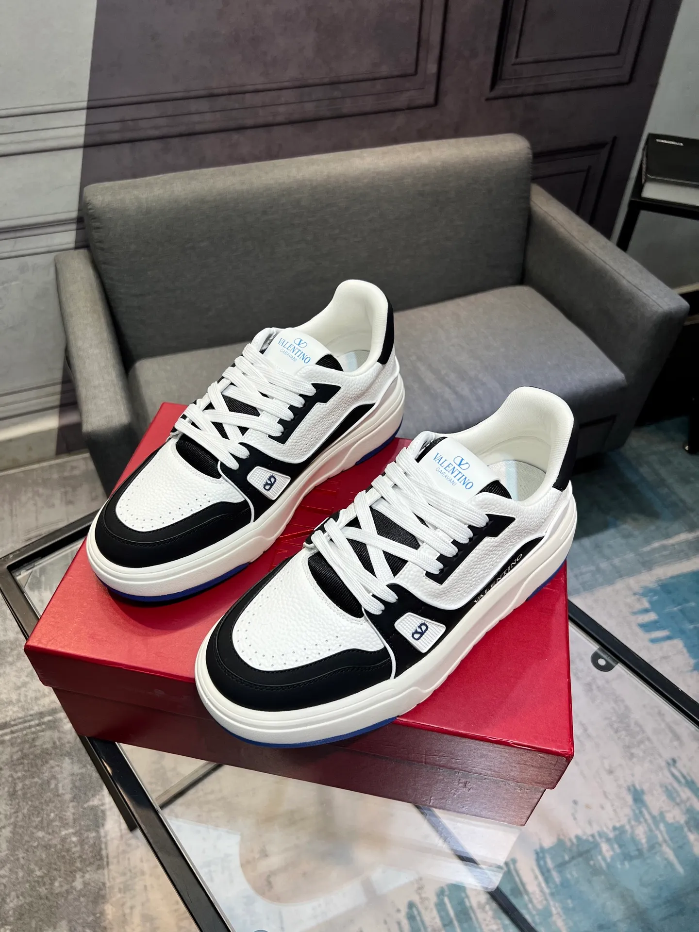Men's men's shoes 💰660 𝑽𝒂𝒍𝒆𝒏𝒕𝒊𝒏𝒐 Valentino 𝑶𝒏𝒆𝑺𝒕𝒖𝒅 Couple's sneaker series Valentino 2025 latest couple's sneakers, celebrity style, hot sale. The original ZP was purchased and dismantled. Repeated pattern making and modification. I strive to restore the original version 1:1! Top luxury masterpiece, soft and comfortable, combining fashion and leisure, bringing excellent elegant texture and excellent on-foot comfort. Top purchase version upper: imported calfskin surface/original oil edge craftsmanship. Inner: water-dyed cowhide lining. Outsole: original development 𝐓𝐏𝐔 two-color combination outsole. Packaging: original configuration complete package. Code number: 35-44 yards. 34.45 can be customized. Can be customized (self-labeled-no label) order.